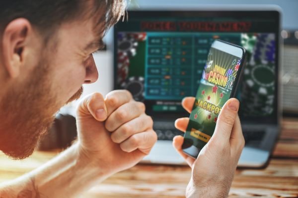 Visualisasi struktur hadiah bertingkat Tournament Mode dengan contoh peringkat top 10 peserta
